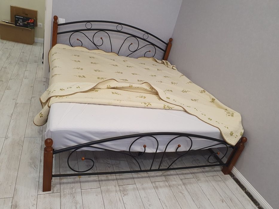 Кровать с матрасом