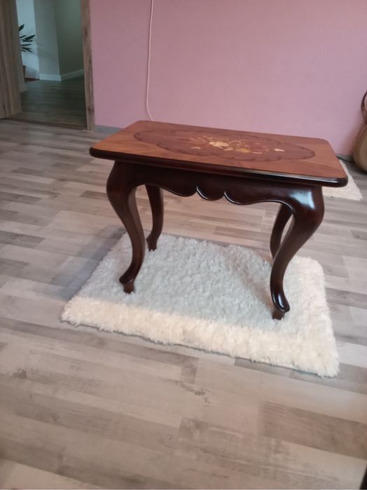 Măsuță de cafea in stare nouă, cadru din lemn masiv si ornament sculpt