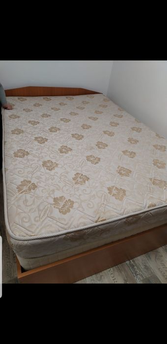 Vand dulap cu rafturi și saltea dimensiuni 140,200 pret 300