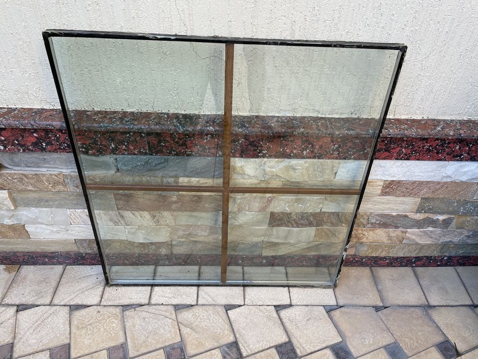 Окна фирмы Akfa размером 0,75х0,79 с шотландкой