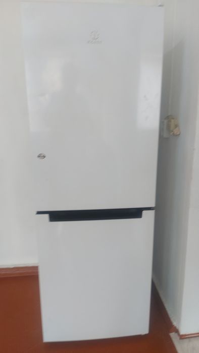 Тахта для гостиной и холодильник