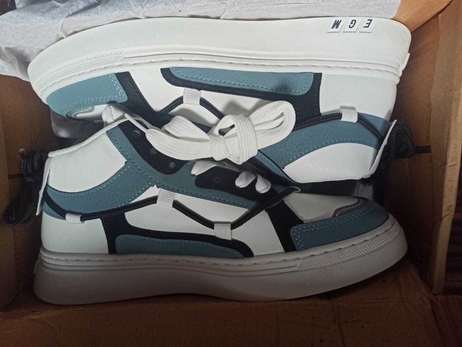 Adidasi noi marimea 40