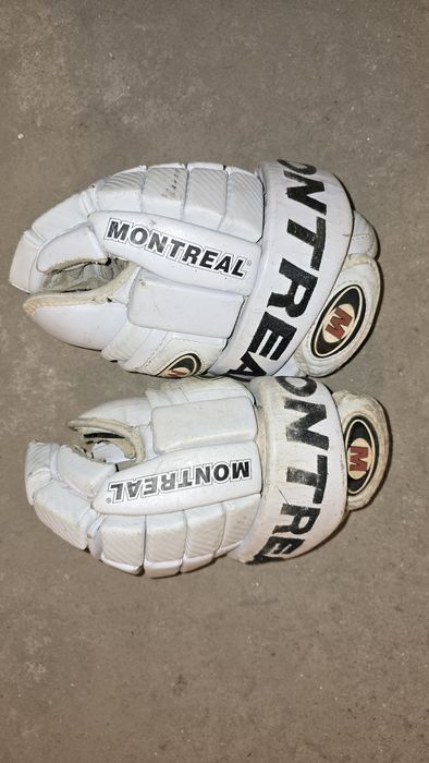 Хокеен екип: каска, ръкавици, налакътници, нагръдник, гащи,кори