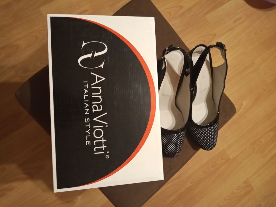 Vând pantofi din piele