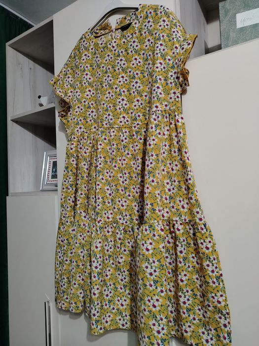 Rochiță de damă, mar M, galbenă cu floricele, minunată