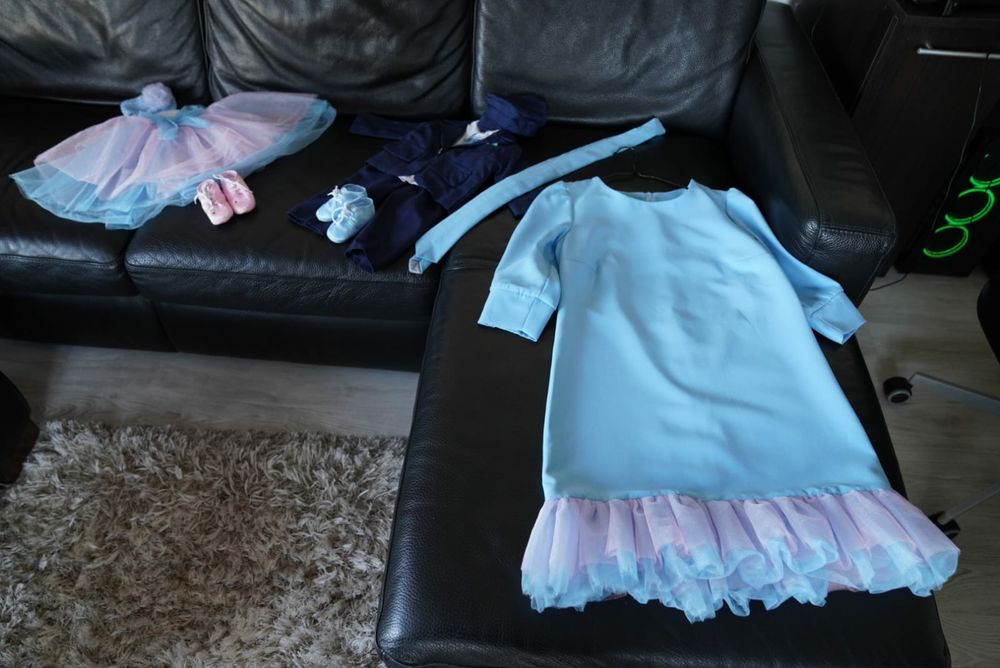 Rochita de botez  mama, fiica, fiu și cravata tata.