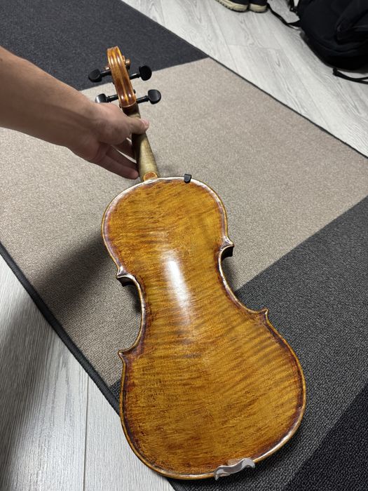 Vând vioara 4/4 veche