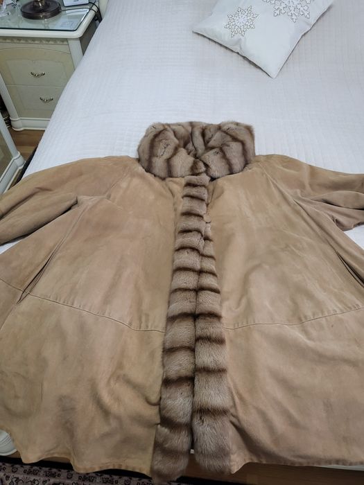 Vand haina de piele intoarsa accesorizata cu blana de jder