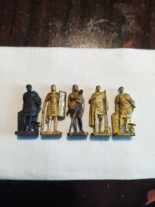 продавам фигурки от киндер римляни за колекционери