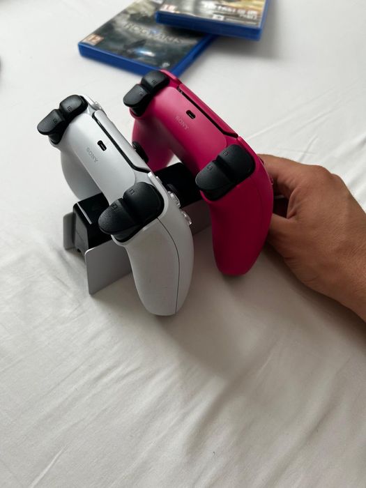 PS5 + 2 controllere + 2 jocuri + incarcator