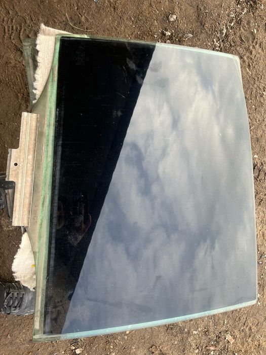 Продам боковые стекла Мерседеса