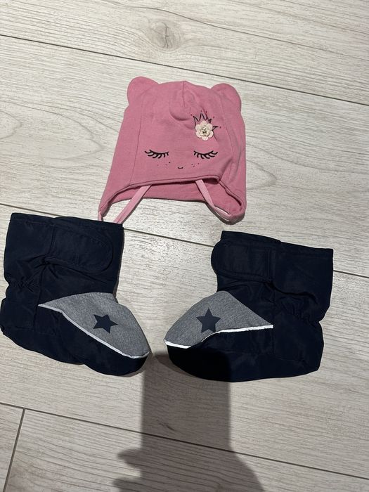 Шапки в ассортименте, шарфы, ботиночки.