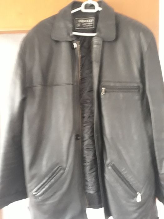 Geaca de piele de iarnă purtată foarte  putin