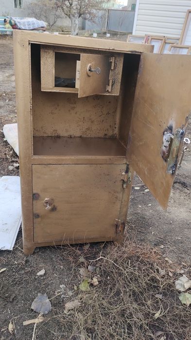 Продам  сейф конторский