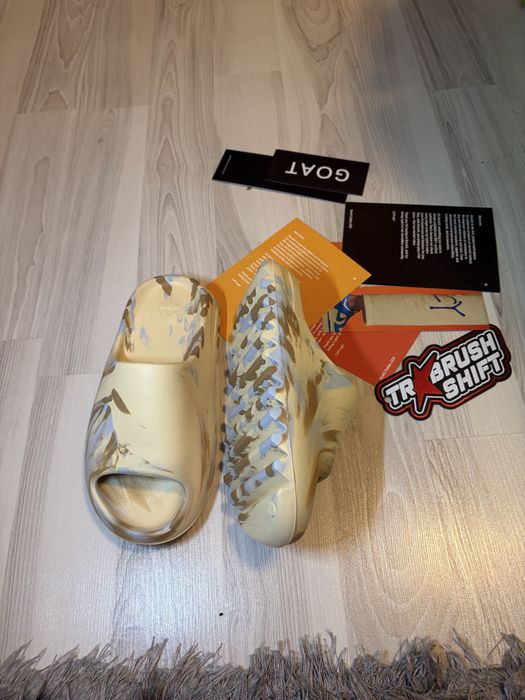 Yeezy Slides – Size 40 – Minimal Essential