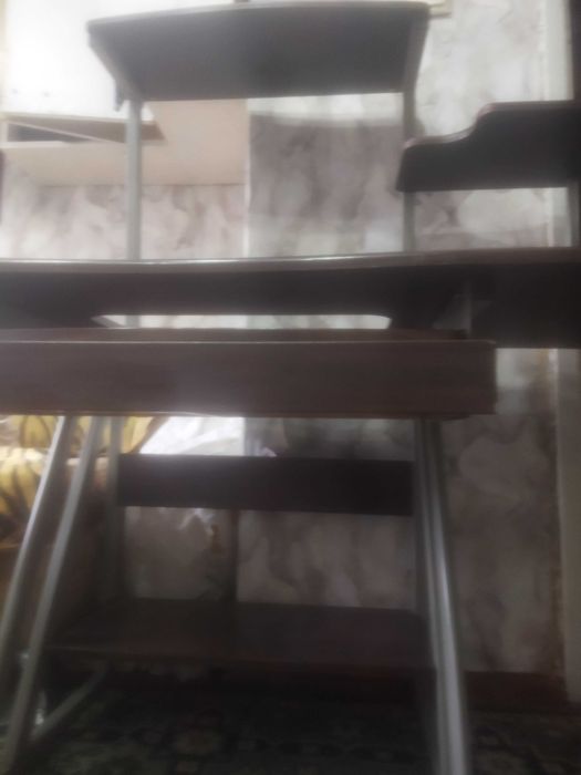 Продам компьютерный стол.