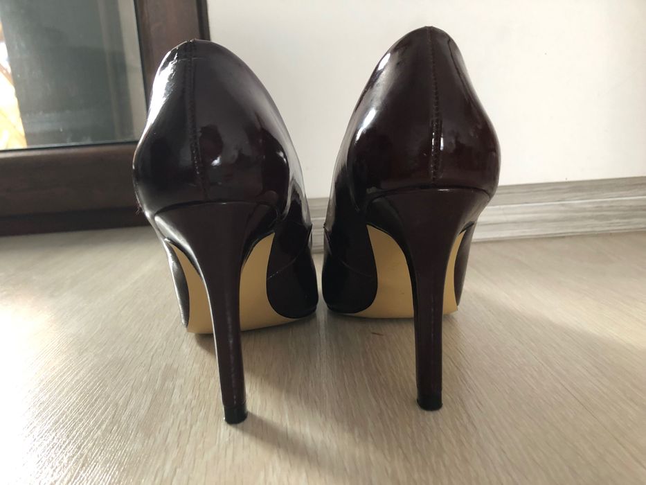 Vand pantofi cu toc