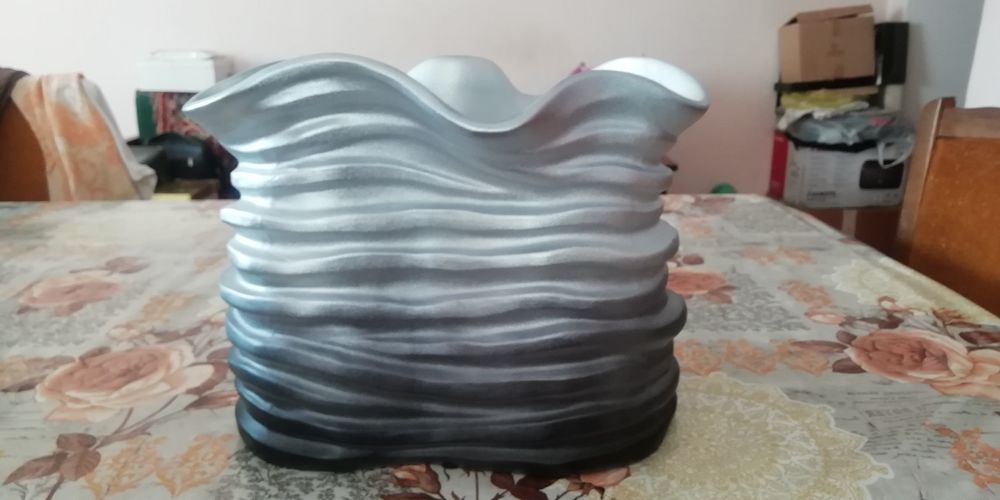 Ваза необычного дизайна в современном стиле