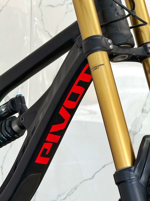 Висок клас велосипед за спускане Pivot Phoenix Carbon L 27.5