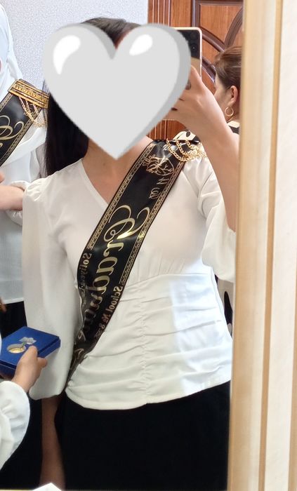 Oq kofta qora yubka sotiladi