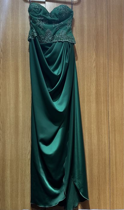 Rochie lunga superba, din satin verde smarald, cu corset