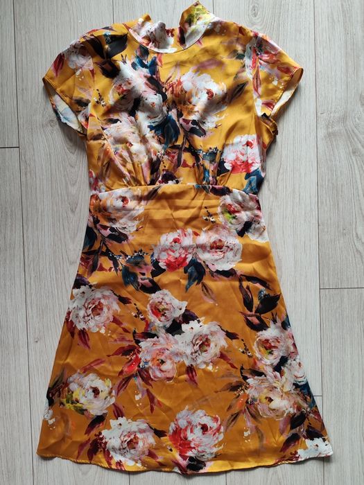 Vând rochie din satin noua