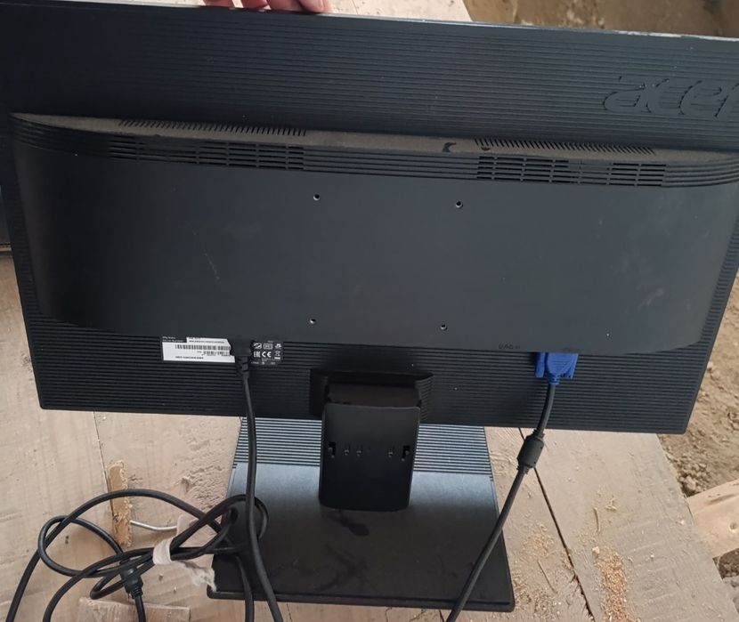 ACER 24 dyumli monitor, holati yaxshi, ishlab turgan kabellari bilan