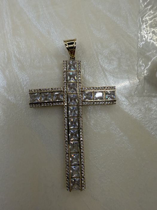 Crucea este noua.aur de 14k