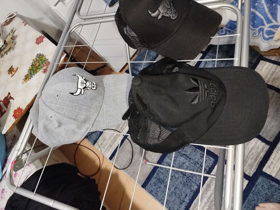 Vând 3 șepci bărbați adidas originala pe negru și Chicago bulls