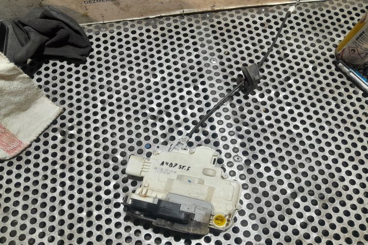 Broasca usa fata stanga 8E1837015AA 8E1837015AA Audi A4 B7
