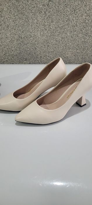 Продам женскую обувь.