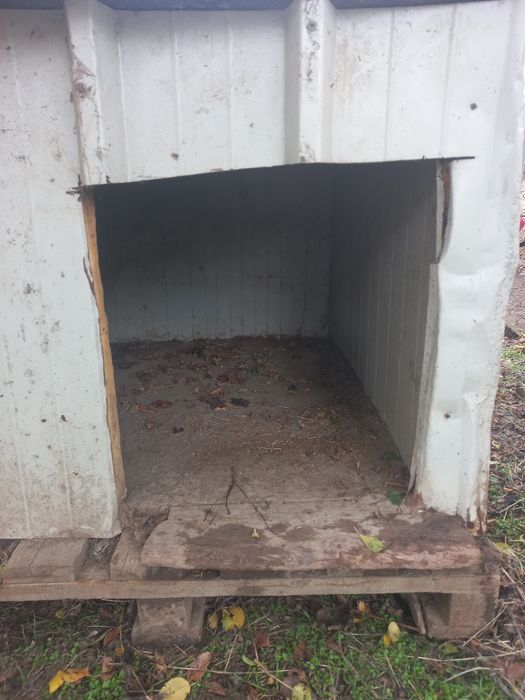 Продавам две къщи за кучета.