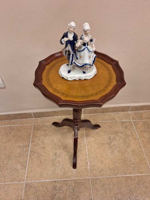 Помощна масичка с естествена кожа