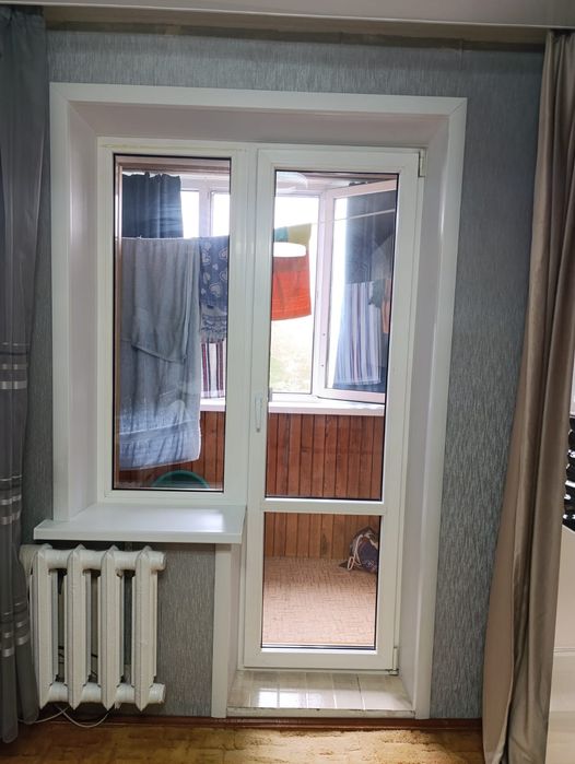 Продам  окно с балконной дверью