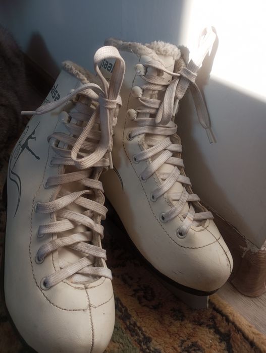 Коньки где то 38-39 размер для девочки