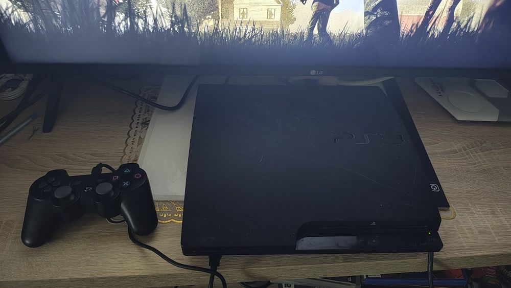 PlayStation 3 slim cu maneta și 6 jocuri