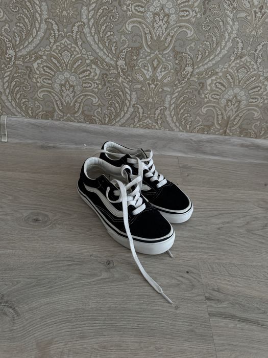 Продам детские кроссовски vans