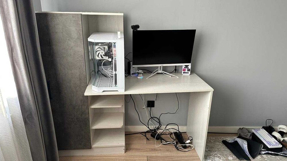 Шкаф и компьютерный стол