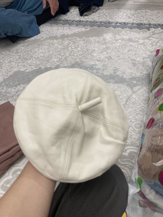 Беретка белый почти новый