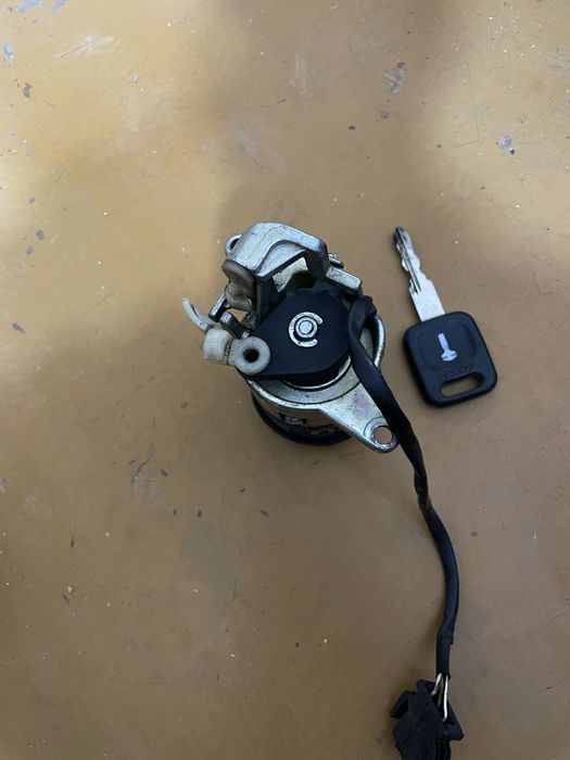 Кнопка багажника ауди 80 б4