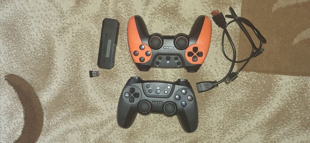 Consola de jocuri cu doua controlare