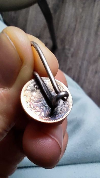 Золотые монеты в виде сережек