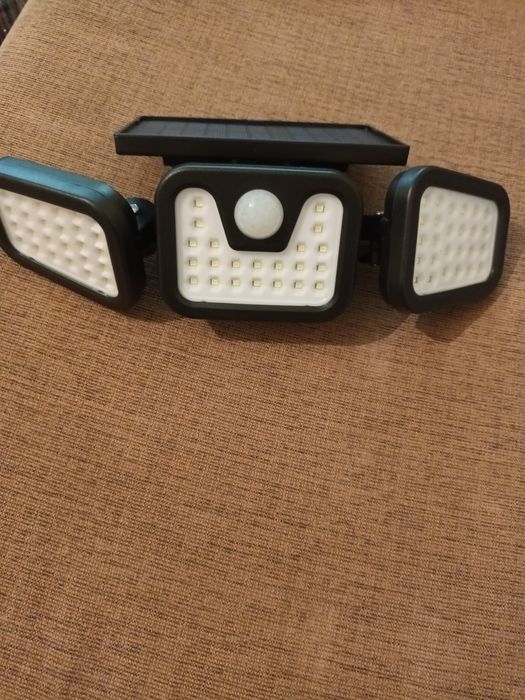 Lampă solară  cu senzori.