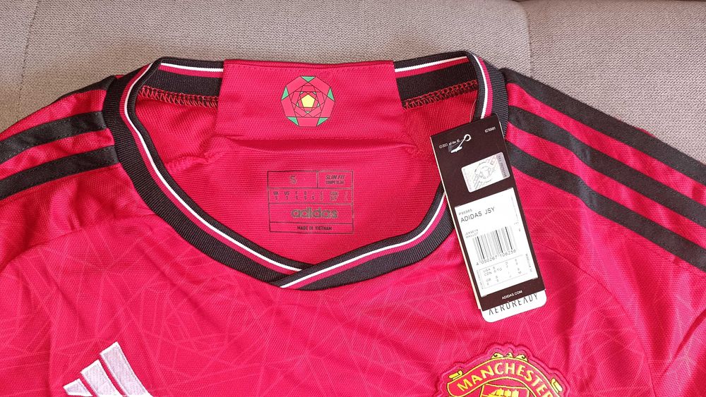 Домакински екип на Манчестър Юнайтед 2023-24