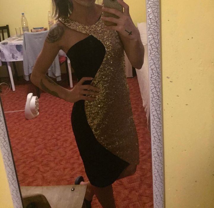 Ефектна рокля с пайети в златисто