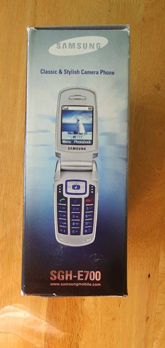 Телефон    SAMSUNG  кнопочный  раскладушкв 
SGH - E 700.
 В  отличном