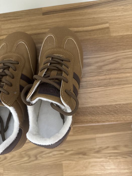 Продам утепленные кроссовки