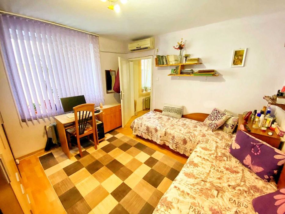 Имот Корект продава Партер, Първи етаж, Гараж, 1/2 таван, кв. Изток