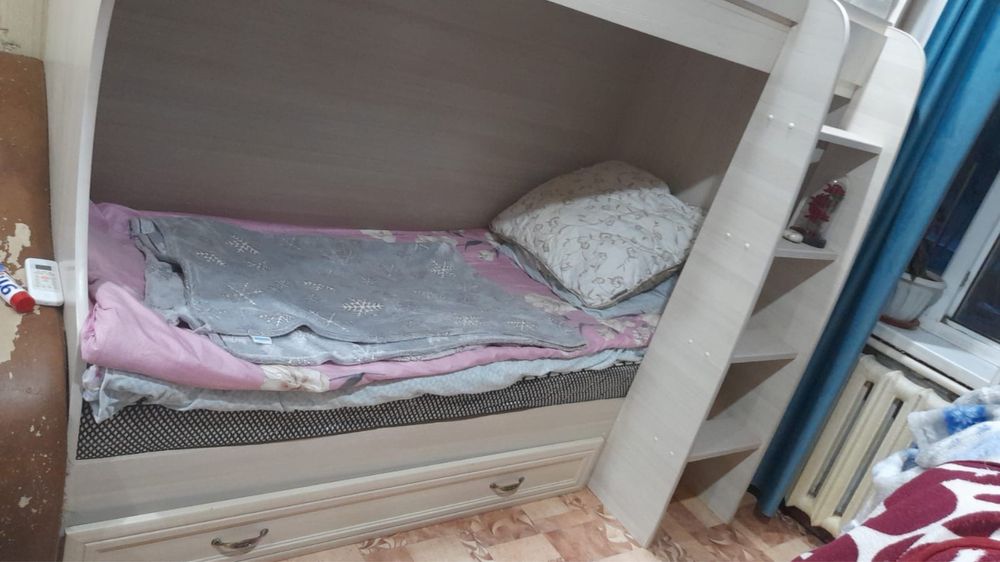 Кровать двухярусная с матрасами