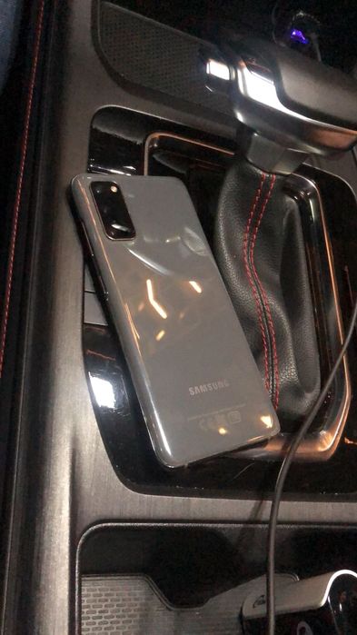 Продам Samsung Galaxy S20.